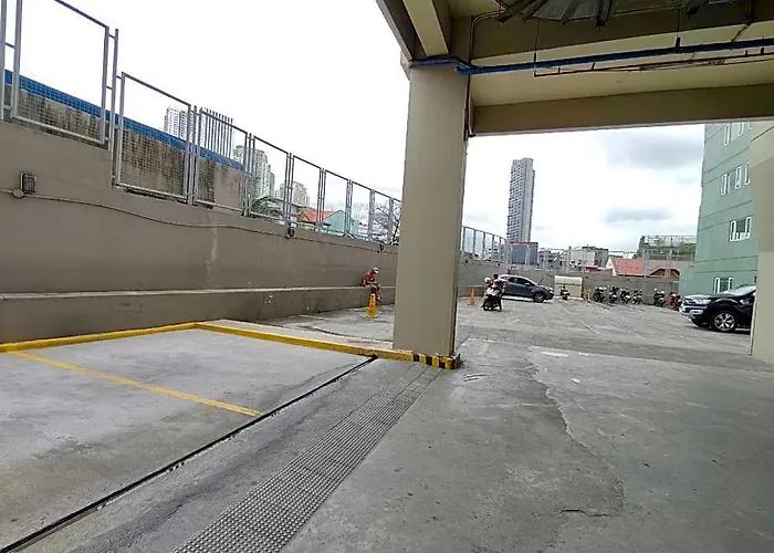 2br Condotel Ridgewood Near Naia T3, Bgc & Venice 5* Manila